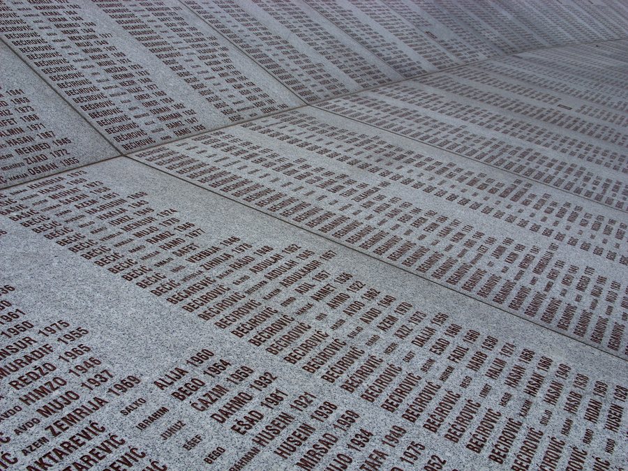 File:Srebrenica Gedenkstätte.JPG