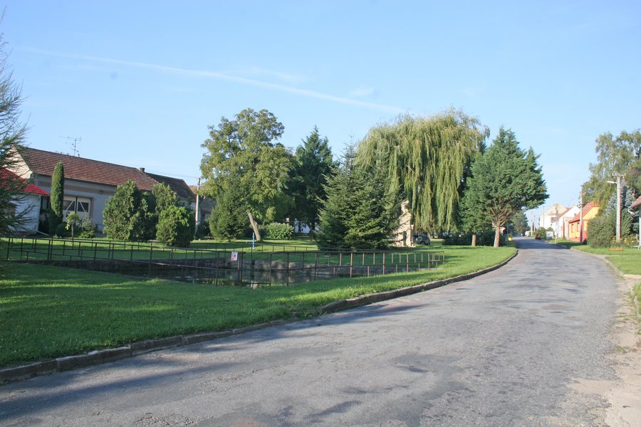 File:Milíčovice návesní nádrž.JPG