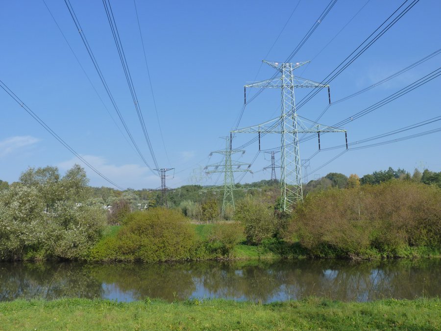 File:Veverská Bitýška, elektrické vedení.JPG