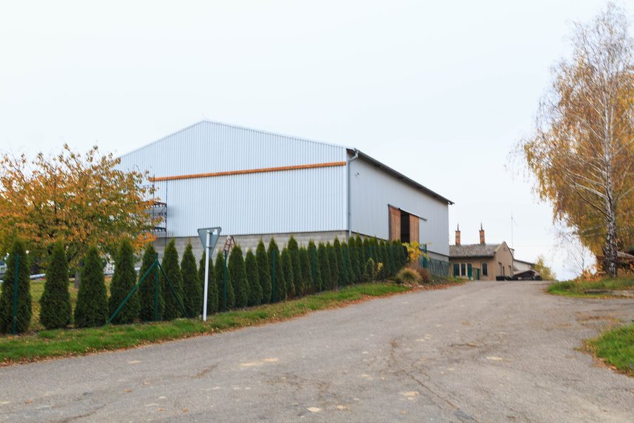 File:Byzhradec - farma 01.jpg