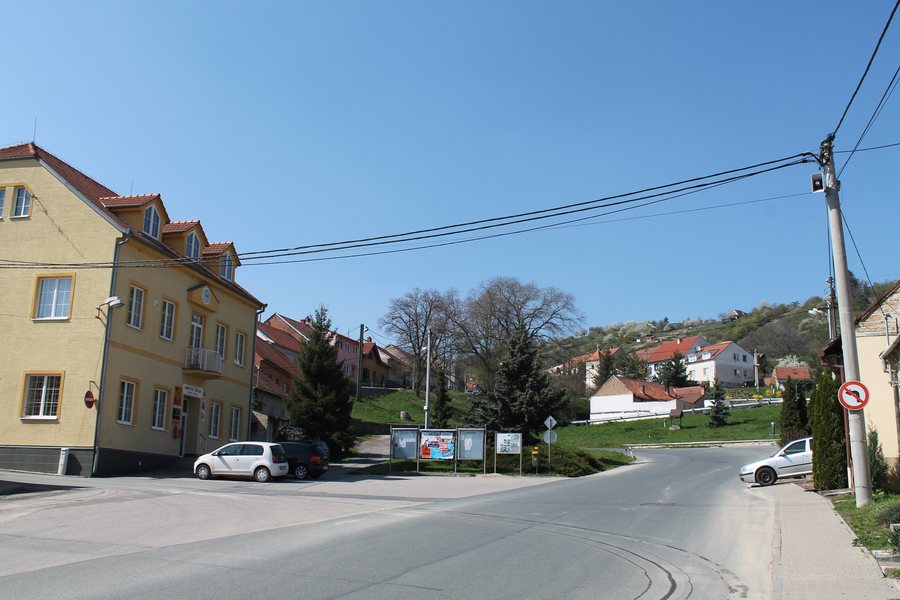 File:Viničné Šumice, náves (2017-04-10; 01).jpg
