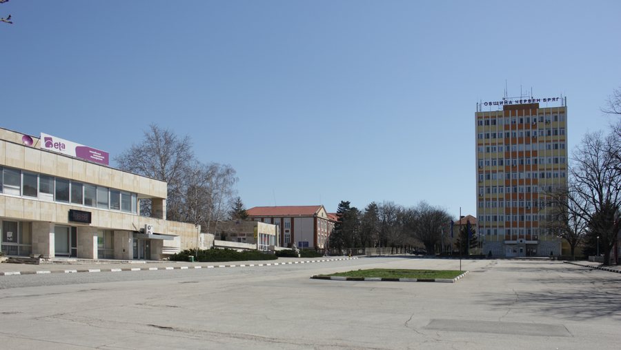 File:Cherven Bryag Central Square.jpg