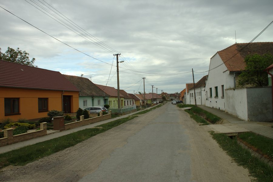 File:Morašice, cesta II.jpg