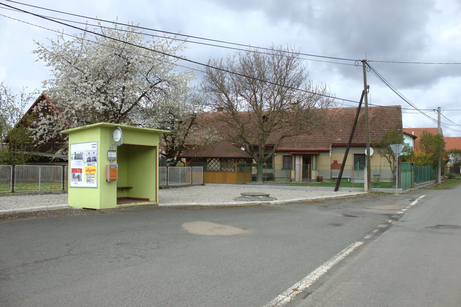 File:Kbel, autobusová zastávka.jpg