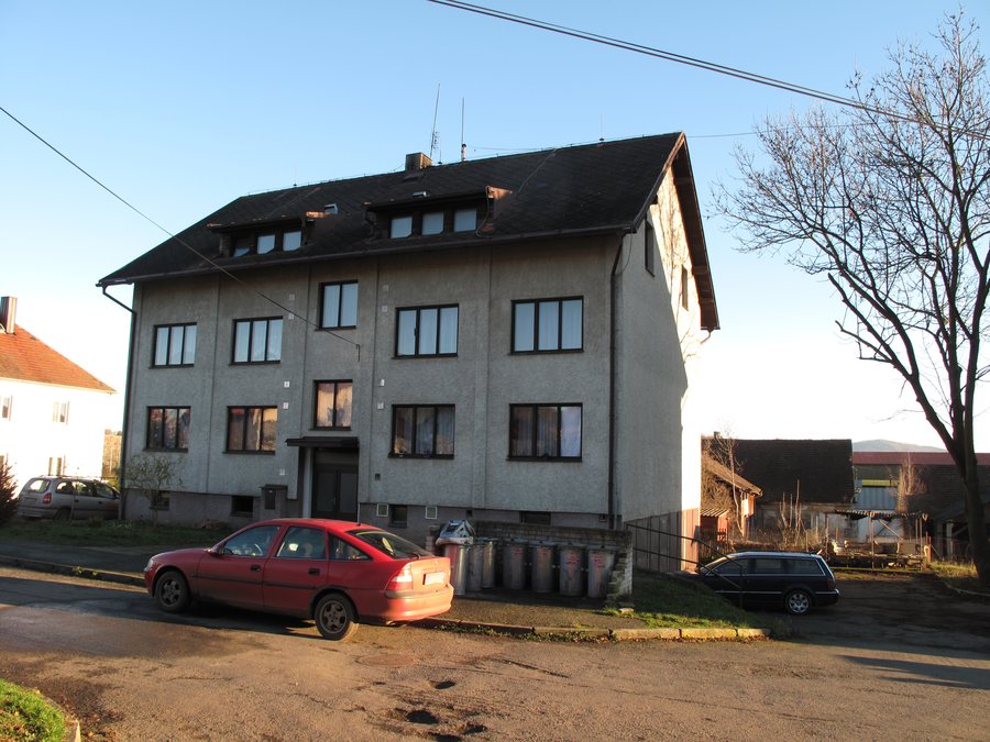 File:Ptenín, bytovka.jpg