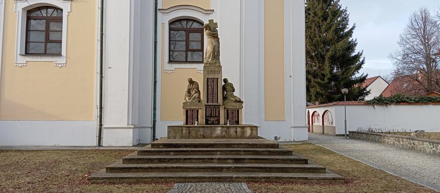 File:Památník padlých obětí první a druhé světové války (Dolní Bojanovice) (1).jpg