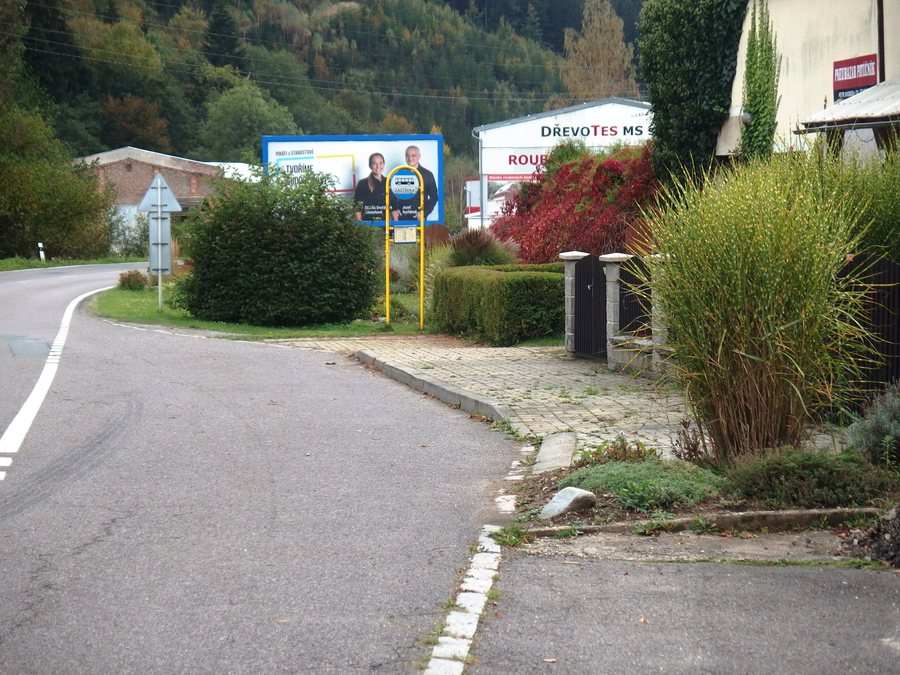 File:Potůčník, autobusová zastávka.jpg