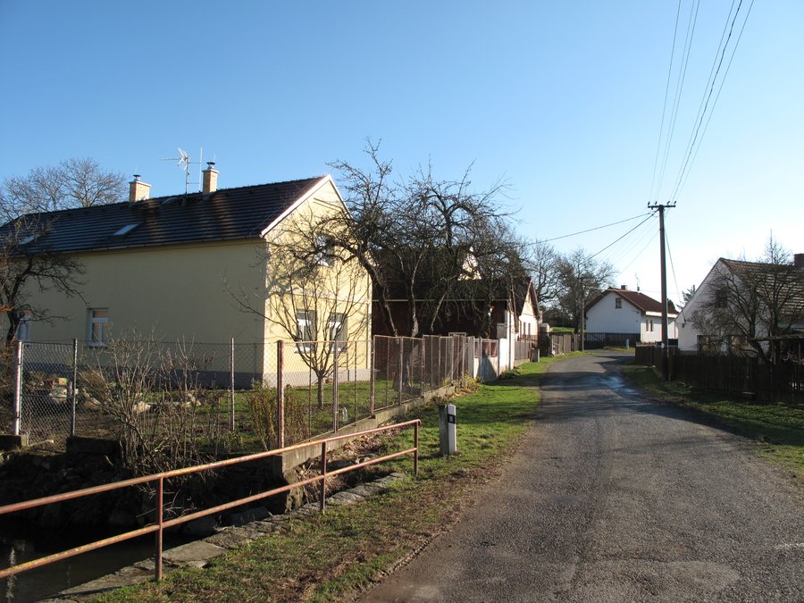 File:Chalupy (Zemětice), cesta.jpg