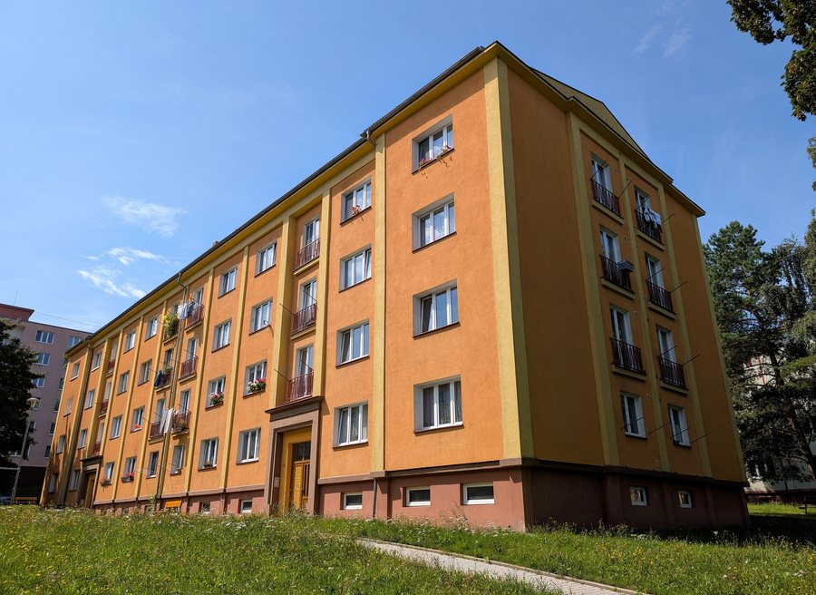 File:Panelový dům soustavy G32 (Ostrov nad Ohří).jpg