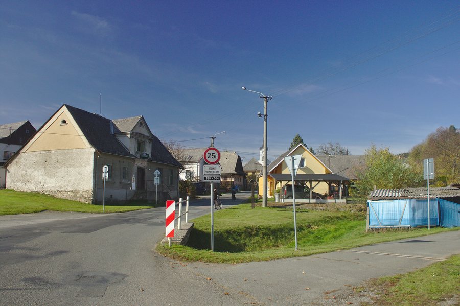 File:Svébohov, náves II.jpg