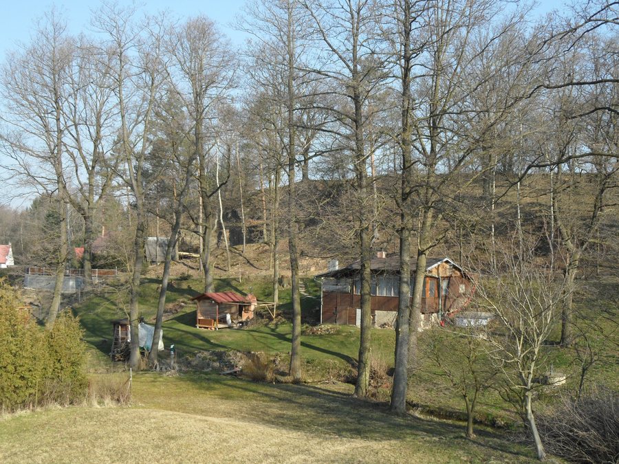 File:Římovice A. Chaty nad potokem.jpg