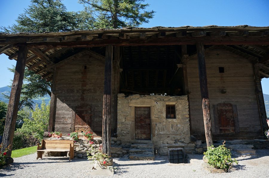 File:Castello di Introd - Granai quattrocenteschi.JPG
