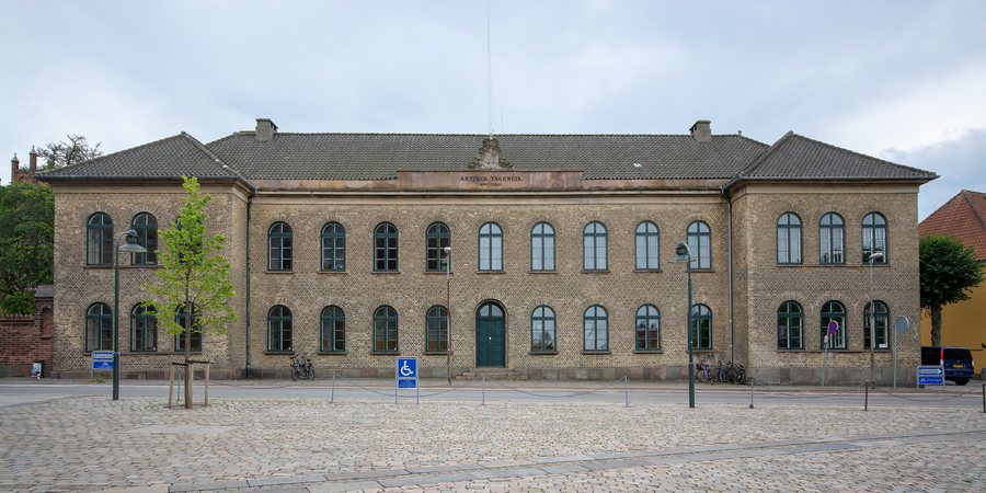 File:Domkirkepladsen 1, Roskilde (Roskilde Kommune).Statsskolen.265-13678-1.ajb.jpg