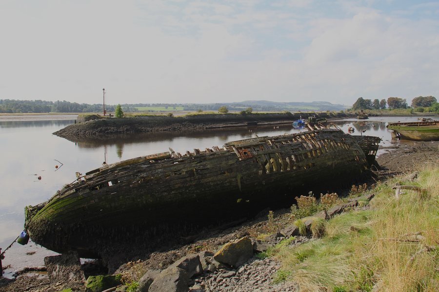 File:Wreck at Bowling Harbour - West Dunbartonshire - Scotland - 3 Sept. 2014.jpg