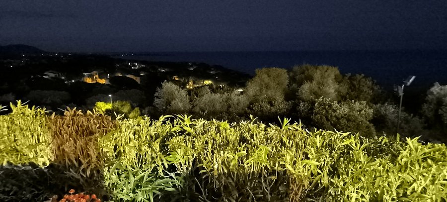 File:Il golfo di Orosei (provincia di Nuoro) fotografata in Nicolaus Club Quattro Lune Resort, in località Sas Linnas Siccas.jpg