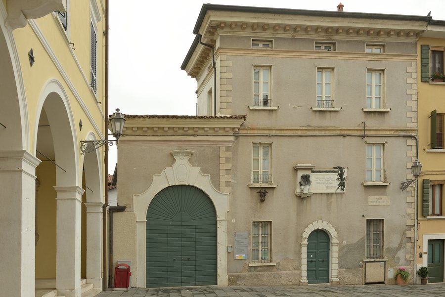 File:Bedizzole edificio Piazza Vittorio Emanuele provincia di Brescia.jpg