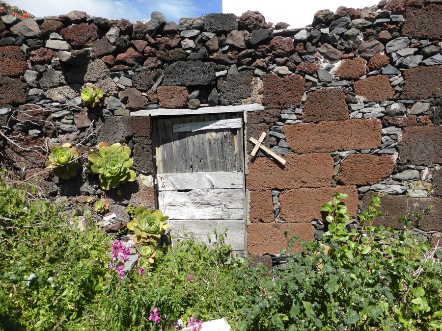 File:Sanjoras en un muro, y una cruz, pueblo de Sabinosa, El Hierro, Canarias, España.JPG